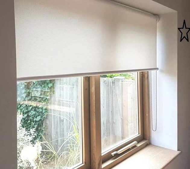 Por qué Optar por el Lavado de Cortinas Roller en tu Sala